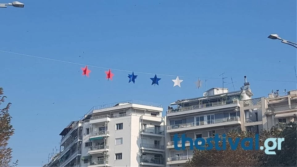 Κόκκινα και μπλε αστέρια προς τιμήν των ΗΠΑ στη Θεσσαλονίκη